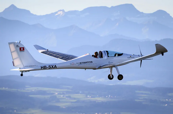 Швейцарский пилот впервые в мире совершил прыжок с парашютом с самолёта на солнечных батареях