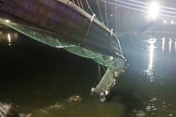 В Индии обрушился мост: погибли более 90 человек 
