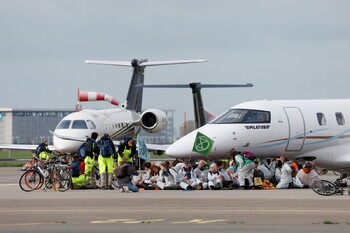Экоактивисты заблокировали самолёты в аэропорту Амстердама 
