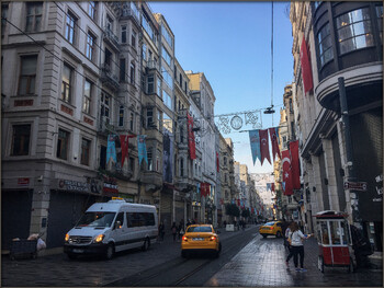 В Стамбуле на месте теракта запретили уличную торговлю и выступления