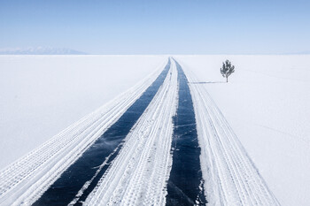 Ледовая дорога на остров Ольхон на Байкале закрывается 