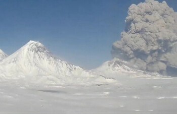 Вулкан Безымянный на Камчатке выбросил пепел на высоту 12 км