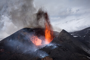 На Камчатке вулкан Безымянный выбросил пепел на 11 км 
