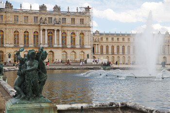 Во Франции эвакуируют Версальский дворец из-за сообщения о бомбе 