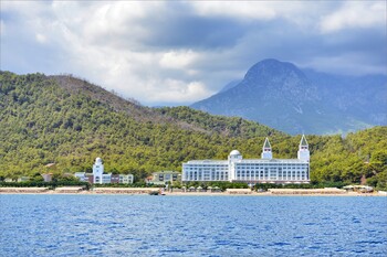 В Турции на воду спущен крупнейший катамаран 
