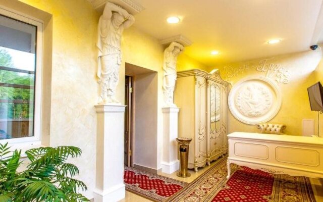 Bruel Hotel, Саров