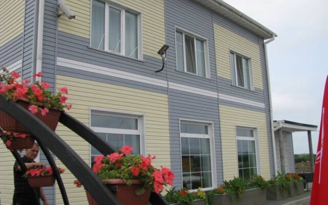 Motel Negus, Артем