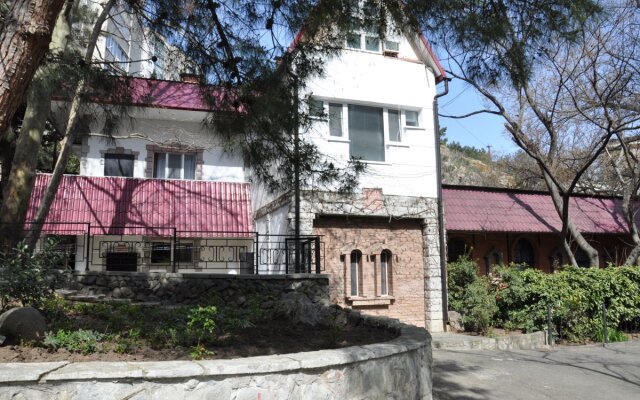Privat hotel, Партенит