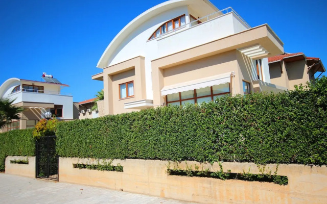 Paradise Town — Villa Family
